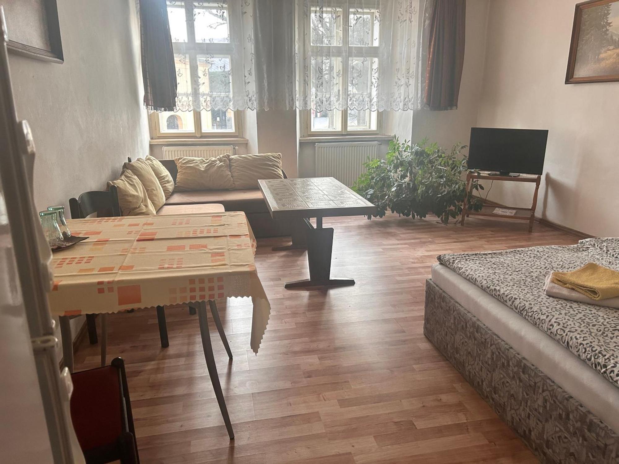 Restaurace A Penzion Podloubi Opočno Exteriör bild