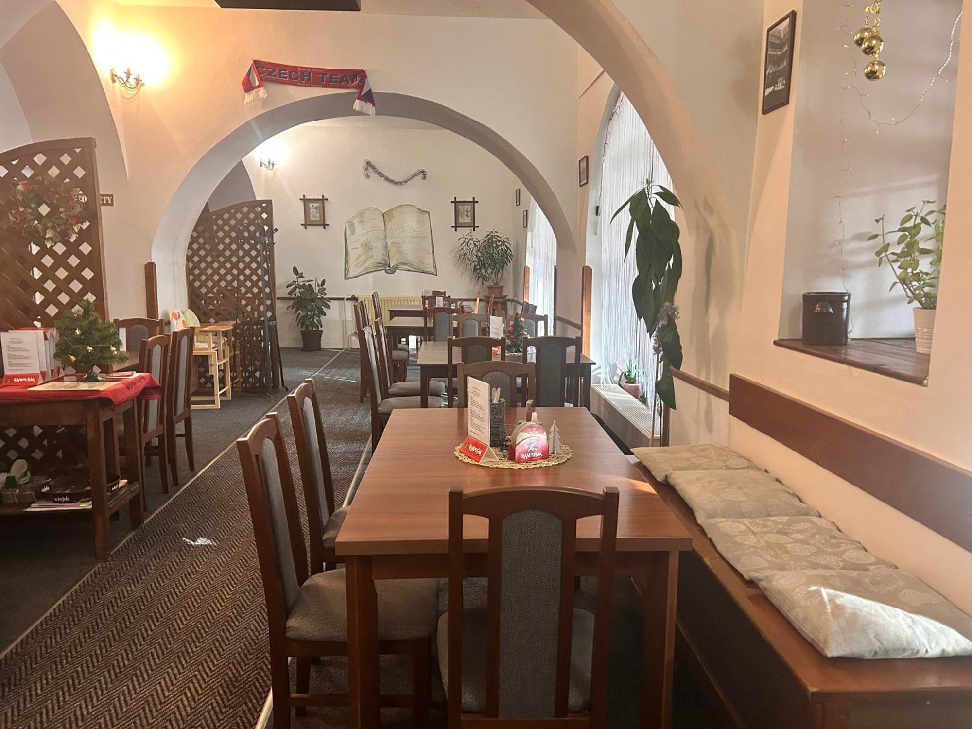 Restaurace A Penzion Podloubi Opočno Exteriör bild