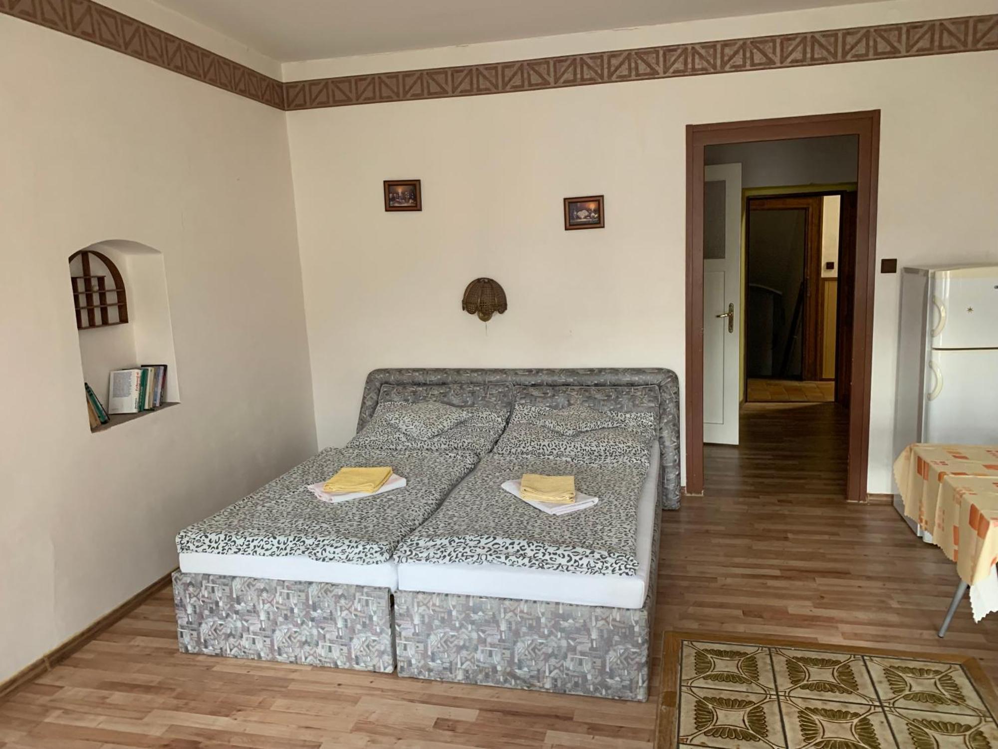 Restaurace A Penzion Podloubi Opočno Exteriör bild