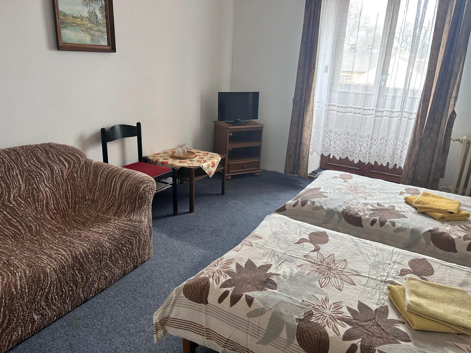 Restaurace A Penzion Podloubi Opočno Exteriör bild
