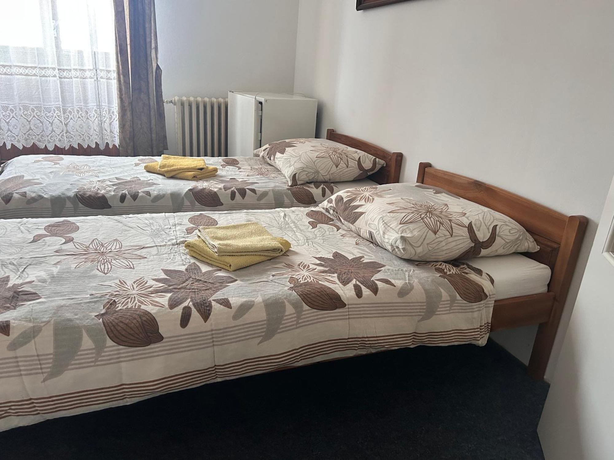Restaurace A Penzion Podloubi Opočno Exteriör bild